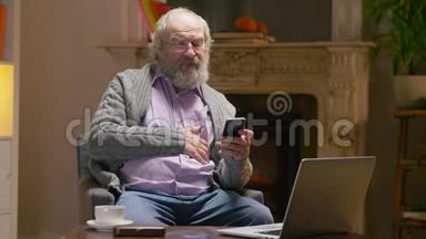 有胡子的老人在看教育网站时使用智能手机